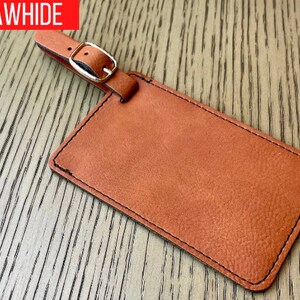 Peut inclure: Une &eacute;tiquette &agrave; bagages en cuir marron avec une boucle argent&eacute;e et des coutures noires. L'&eacute;tiquette est vierge et pr&ecirc;te &agrave; &ecirc;tre personnalis&eacute;e.