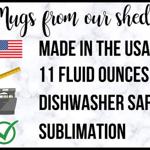 K&ouml;nnte beinhalten: Wei&szlig;er Hintergrund mit schwarzem Text, der "Mugs from our shed!" lautet. Unter dem Text befindet sich eine amerikanische Flagge, ein Lineal, ein Geschirrsp&uuml;ler-Symbol, ein gr&uuml;nes H&auml;kchen und der folgende Text: "MADE IN THE USA", "11 FLUID OUNCES", "DISHWASHER SAFE", "SUBLIMATION".