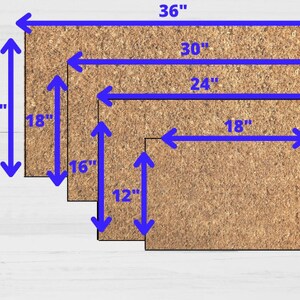 Op de afbeelding: Drie rechthoekige deurmatten van verschillende afmetingen worden getoond. De grootste is 91 cm breed en 61 cm hoog. De middelste mat is 76 cm breed en 46 cm hoog. De kleinste is 61 cm breed en 30 cm hoog. Alle matten zijn in een natuurlijke bruine kleur.