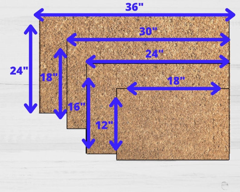 Op de afbeelding: Drie rechthoekige deurmatten van verschillende afmetingen worden getoond. De grootste is 91 cm breed en 61 cm hoog. De middelste mat is 76 cm breed en 46 cm hoog. De kleinste is 61 cm breed en 30 cm hoog. Alle matten zijn in een natuurlijke bruine kleur.