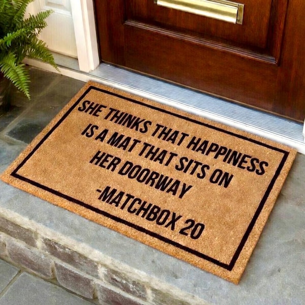 Ella piensa que la felicidad es una alfombra que está en su puerta, felpudo Matchbox 20, regalo de los 90, regalo "Me encantan los 90", felpudo para niño de los 90