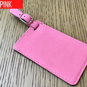 Peut inclure: Une &eacute;tiquette &agrave; bagages en cuir rose avec une boucle argent&eacute;e. L'&eacute;tiquette a un bord cousu.