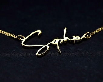 Könnte beinhalten: Eine goldene Halskette mit dem Namen "Sophia" in Schreibschrift.