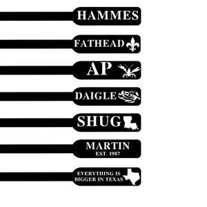 Puede incluir: Siete letreros de metal negro con texto y gr&aacute;ficos blancos. Los letreros dicen "Hammes", "Fathead" con una flor de lis, "AP" con un cangrejo de r&iacute;o, "Daigle" con una rosa, "Shug" con el estado de Luisiana, "Martin Est. 1987", y "Todo es m&aacute;s grande en Texas" con una estrella.