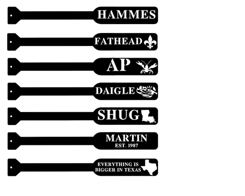 Puede incluir: Siete letreros de metal negro con texto y gr&aacute;ficos blancos. Los letreros dicen "Hammes", "Fathead" con una flor de lis, "AP" con un cangrejo de r&iacute;o, "Daigle" con una rosa, "Shug" con el estado de Luisiana, "Martin Est. 1987", y "Todo es m&aacute;s grande en Texas" con una estrella.