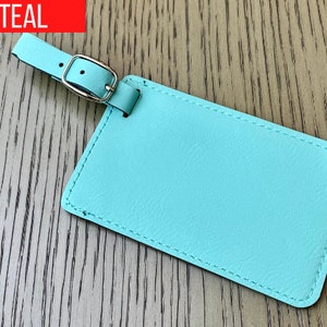 Peut inclure: Etiquette &agrave; bagages en cuir turquoise avec une boucle argent&eacute;e. L'&eacute;tiquette a un espace vide pour &eacute;crire des informations.