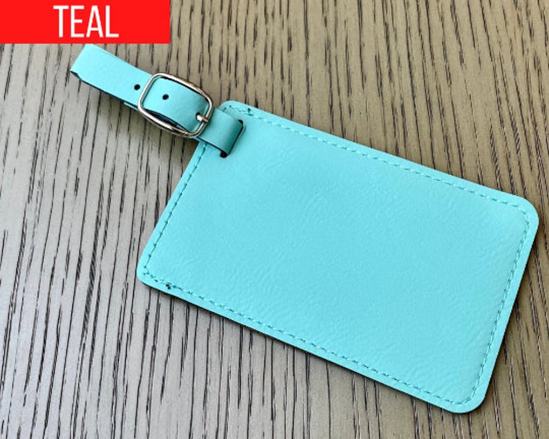 Peut inclure: Etiquette &agrave; bagages en cuir turquoise avec une boucle argent&eacute;e. L'&eacute;tiquette a un espace vide pour &eacute;crire des informations.