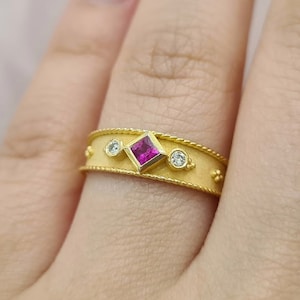Anillo bizantino mate y brillante con rubí y diamantes • Oro amarillo de 18 quilates • Regalo para el Día de la Madre • Regalo de aniversario para ella • Joyería minimalista
