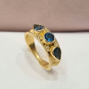 Anillo bizantino hecho a mano en oro de 18 quilates • Topacio azul Londres
