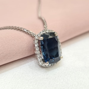 Collar de topacio azul de Londres con diamantes • Hecho a mano en oro blanco de 14 quilates • Collar de flor de lis • Joyas para ella • Regalo de joyería para el Día de la Madre