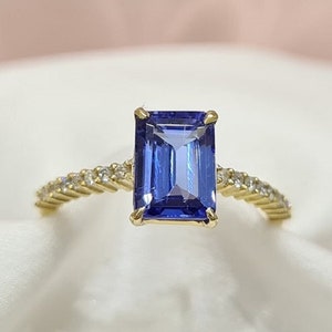 Anillo de oro amarillo de 18 quilates hecho a mano con tanzanita y diamantes. Ideal para bodas, compromisos, aniversarios, Navidad y cumpleaños.