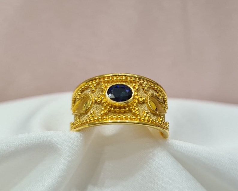 Anillo bizantino de oro amarillo hecho a mano de 18K con zafiro azul, joyería bizantina, anillo griego, anillo de regalo, anillo de oro, mediados de siglo, regalo de Navidad imagen 1