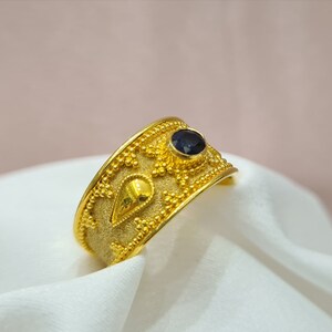 Anillo bizantino de oro amarillo hecho a mano de 18K con zafiro azul, joyería bizantina, anillo griego, anillo de regalo, anillo de oro, mediados de siglo, regalo de Navidad imagen 2