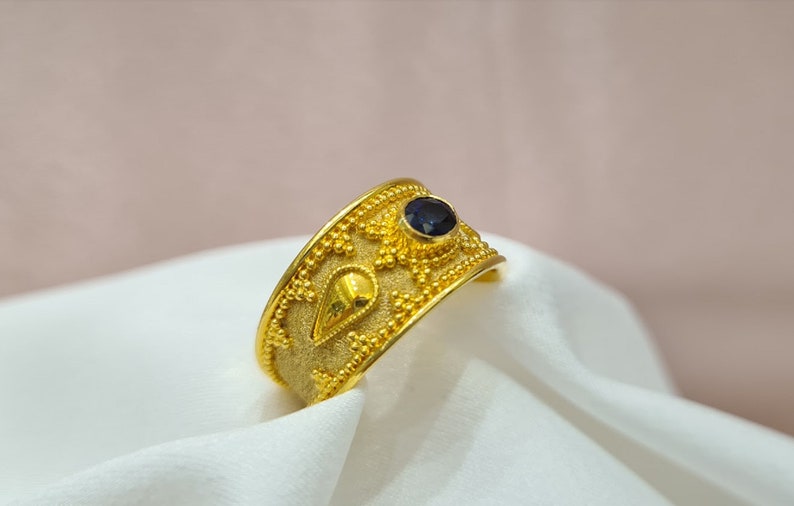 Anillo bizantino de oro amarillo hecho a mano de 18K con zafiro azul, joyería bizantina, anillo griego, anillo de regalo, anillo de oro, mediados de siglo, regalo de Navidad imagen 2