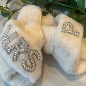 Bridesmaid Slippers, Personalized Slippers, Bridesmaid Gift, Wedding Fluffy Slippers, Bridal Gifts, Bridal Pearl Slippers, Bridesmaid Gift