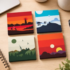 Può includere: Quattro foglietti adesivi quadrati con illustrazioni grafiche stilizzate di paesaggi di fantascienza. Uno mostra un tramonto rosso con le sagome di due figure in duello, un altro montagne innevate con camminatori, un terzo una foresta con una nave schiantata e l'ultimo un tramonto con due soli sopra le colline.