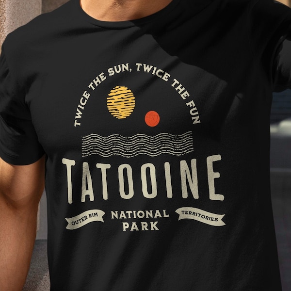 Könnte beinhalten: Schwarzes T-Shirt mit einem grafischen Design eines Wüstenplaneten mit zwei Sonnen und dem Text "Twice the sun, twice the fun Tatooine National Park Outer Rim Territories".