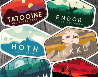 Könnte beinhalten: Sechs bunte illustrierte Aufkleber mit Star Wars-Schauplätzen. Jeder Aufkleber hat einen Namen und eine kurze Beschreibung. Die Aufkleber sind: Tatooine - Nationalpark, Endor - Heiligtums-Mond, Hoth - Echo-Basis, Jakku - Wüstenplanet, Dagobah - Der Sumpfplanet, und Mustafar - Vulkanplanet.