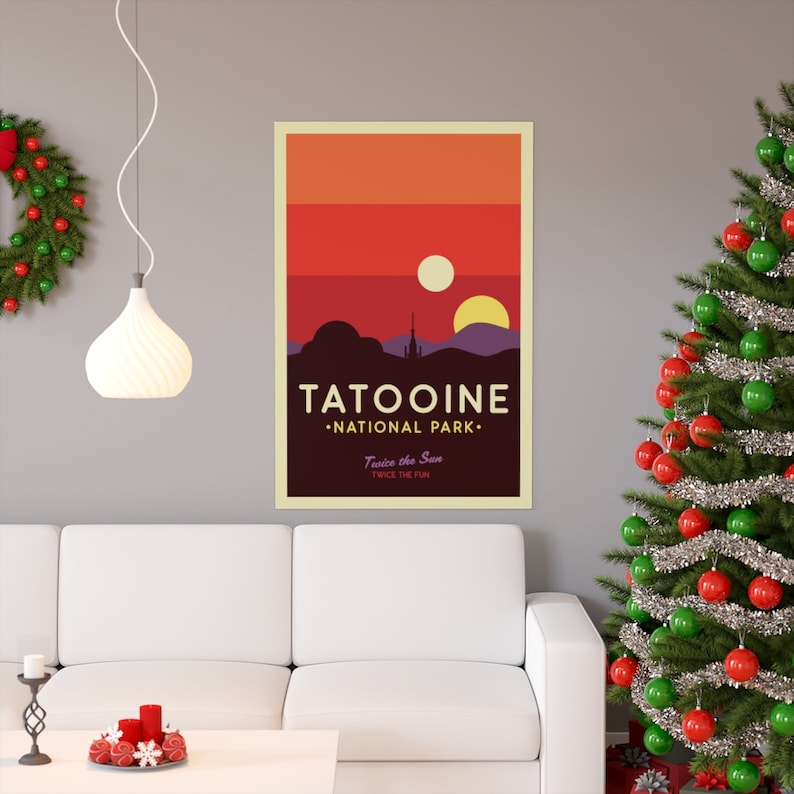 Puede incluir: Un p&oacute;ster de estilo retro con una escena de puesta de sol de Tatooine, un planeta ficticio de Star Wars. El p&oacute;ster dice "Tatooine National Park" y "Twice the Sun, Twice the Fun".