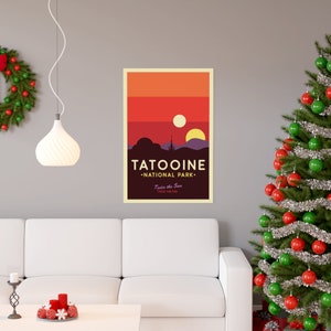 Puede incluir: Un p&oacute;ster de estilo retro con una escena de puesta de sol de Tatooine, un planeta ficticio de Star Wars. El p&oacute;ster dice "Tatooine National Park" y "Twice the Sun, Twice the Fun".