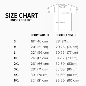 K&ouml;nnte beinhalten: Gr&ouml;&szlig;entabelle f&uuml;r Unisex-T-Shirts mit Ma&szlig;en in Zoll und Zentimetern. Die Tabelle zeigt die K&ouml;rperbreite und die K&ouml;rperl&auml;nge f&uuml;r die Gr&ouml;&szlig;en S, M, L, XL, 2XL, 3XL, 4XL und 5XL.
