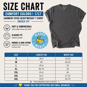 以下が含まれることがあります： ダークグレーの Comfort Colors 1717 ユニセックス ヘビーウェイト T シャツ。画像には、S から 4XL までのサイズの測定値 (cm) を含むサイズチャートが含まれています。シャツには Sleepy Whale のロゴと「中小企業を応援してくれてありがとう！」というテキストが表示されています。