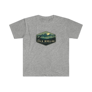 K&ouml;nnte beinhalten: Graues T-Shirt mit einer gr&uuml;nen, gelben und braunen Grafik einer Bergkette mit einem Dinosaurier und dem Text "Besuchen Sie Isla Nublar - Nationalpark."