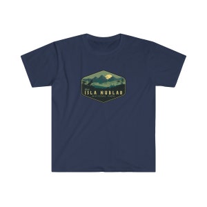 K&ouml;nnte beinhalten: Ein marineblaues T-Shirt mit einer gr&uuml;nen und gelben Grafik einer Dinosauriersilhouette vor einer Bergkette mit einer Sonne und dem Text "Besuchen Sie Isla Nublar - Nationalpark".