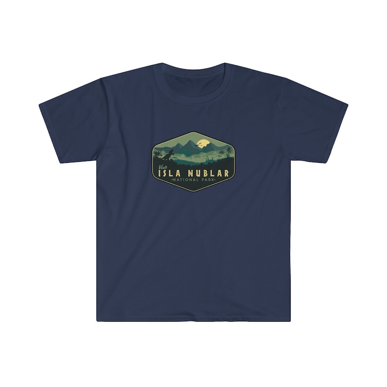 K&ouml;nnte beinhalten: Ein marineblaues T-Shirt mit einer gr&uuml;nen und gelben Grafik einer Dinosauriersilhouette vor einer Bergkette mit einer Sonne und dem Text "Besuchen Sie Isla Nublar - Nationalpark".