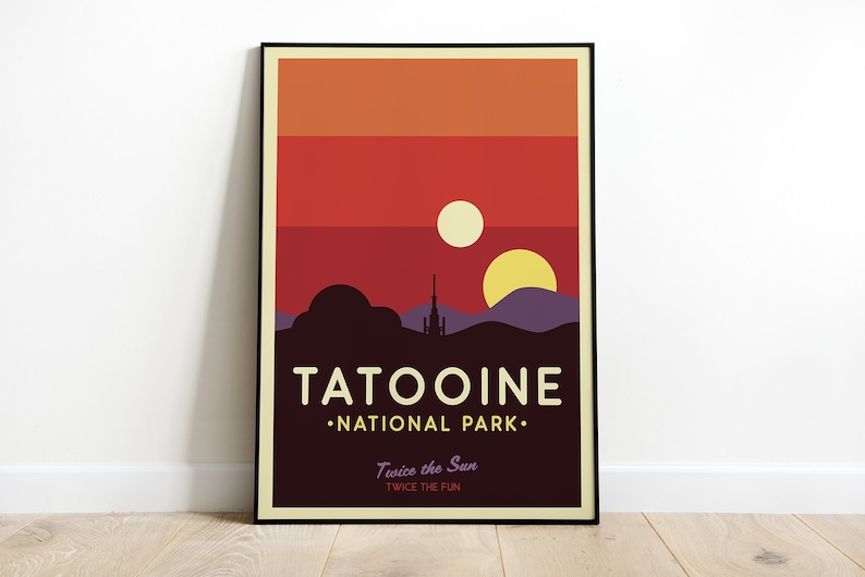 Puede incluir: Un p&oacute;ster de estilo retro con un dise&ntilde;o minimalista que presenta un paisaje de Tatooine, un planeta des&eacute;rtico ficticio de la franquicia Star Wars. El p&oacute;ster presenta una puesta de sol roja y naranja con dos soles, una cordillera p&uacute;rpura y una silueta de un edificio. El texto "Tatooine National Park" est&aacute; escrito en una fuente blanca en negrita, y el lema "Twice the Sun, Twice the Fun" est&aacute; escrito en una fuente p&uacute;rpura m&aacute;s peque&ntilde;a.