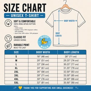 以下が含まれることがあります： ユニセックスTシャツのサイズチャート。身幅と着丈の寸法をcmとインチで表示。サイズはSから5XLまで。生地組成と「Sleepy Whale」のロゴも含まれています。