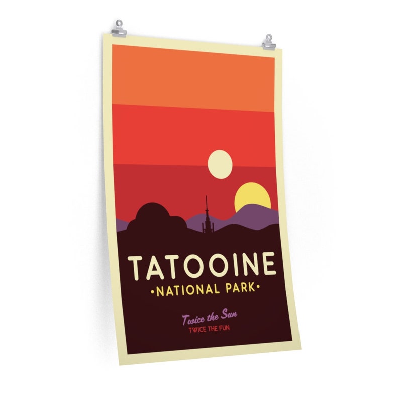 Puede incluir: Un p&oacute;ster de estilo retro con una escena de puesta de sol de Tatooine, un planeta ficticio de Star Wars. El p&oacute;ster presenta una silueta del paisaje del planeta con dos soles en el cielo. El texto "Tatooine National Park" est&aacute; escrito en negrita, y el lema "Twice the Sun, Twice the Fun" est&aacute; escrito en una fuente m&aacute;s peque&ntilde;a.
