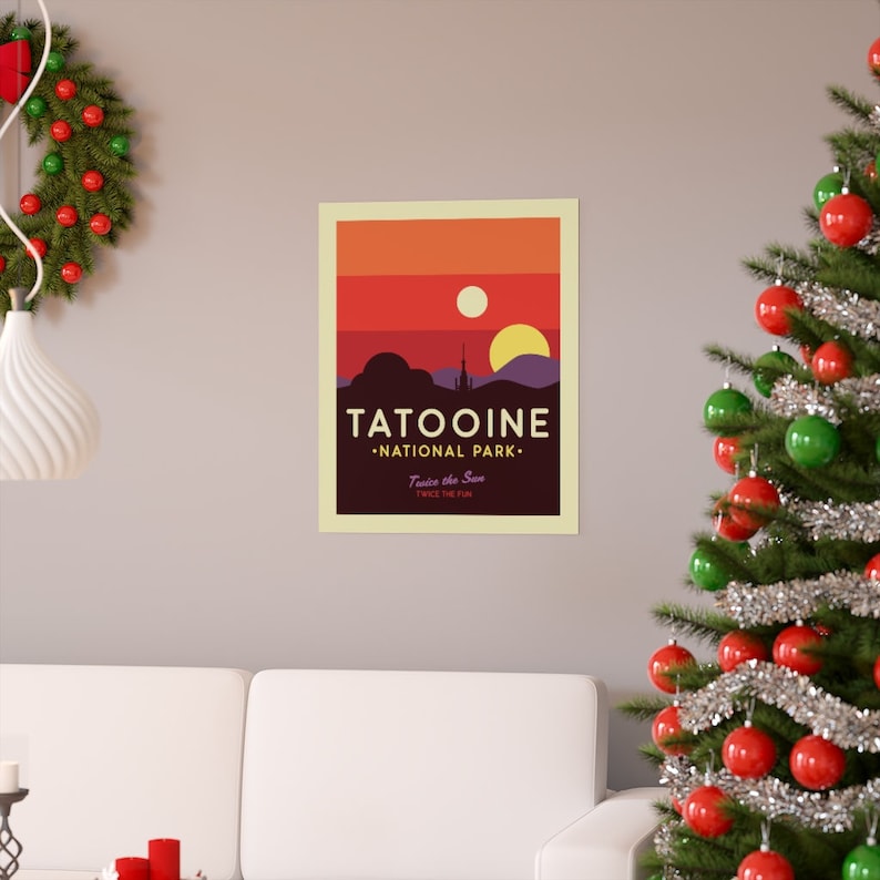 Puede incluir: Un p&oacute;ster de estilo retro con una escena de puesta de sol de Tatooine, un planeta des&eacute;rtico ficticio de la franquicia Star Wars. El p&oacute;ster dice "Tatooine - Parque Nacional - El doble de sol, el doble de diversi&oacute;n".