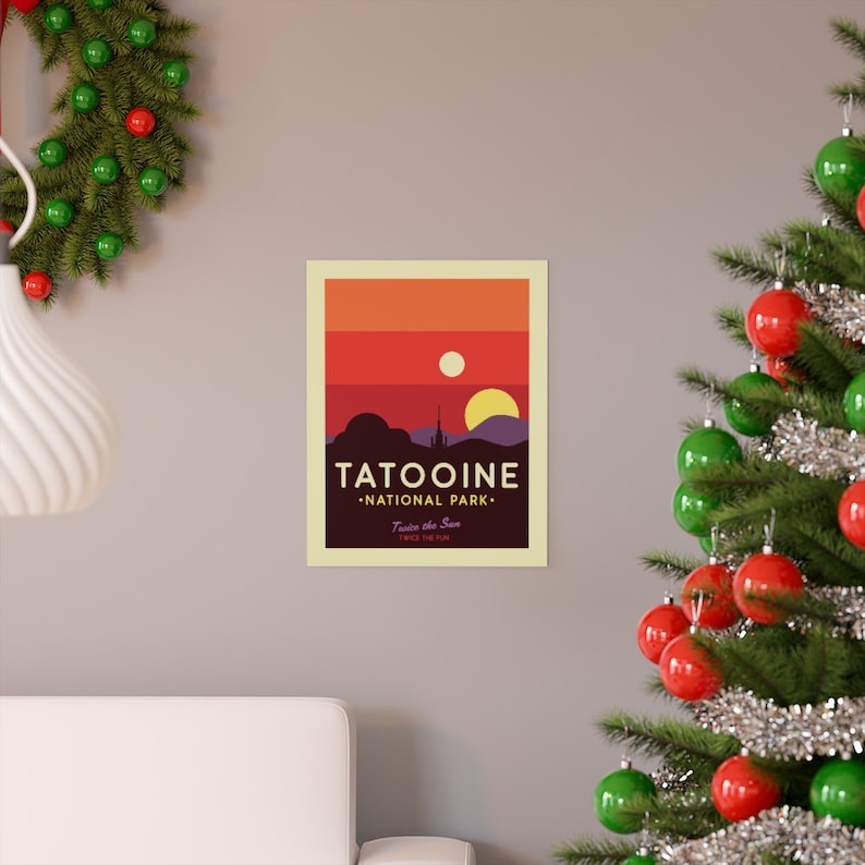 Puede incluir: Un p&oacute;ster de estilo retro con una escena de puesta de sol de Tatooine, un planeta des&eacute;rtico ficticio de la franquicia Star Wars. El p&oacute;ster dice "Tatooine National Park" y "Twice the Sun, Twice the Fun".
