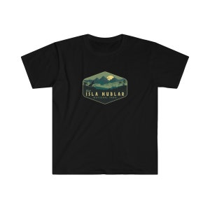 K&ouml;nnte beinhalten: Schwarzes T-Shirt mit einer gr&uuml;nen und gelben Grafik einer Bergkette mit einer Dinosauriersilhouette und dem Text "Besuchen Sie Isla Nublar - Nationalpark".