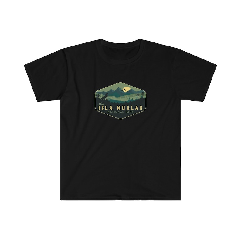 K&ouml;nnte beinhalten: Schwarzes T-Shirt mit einer gr&uuml;nen und gelben Grafik einer Bergkette mit einer Dinosauriersilhouette und dem Text "Besuchen Sie Isla Nublar - Nationalpark".