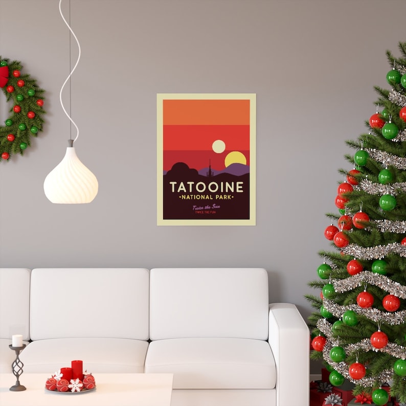 Puede incluir: Un p&oacute;ster de estilo retro con una escena de puesta de sol de Tatooine, un planeta ficticio del universo de Star Wars. El p&oacute;ster dice "Tatooine - National Park" y "Twice the Sun, Twice the Fun".