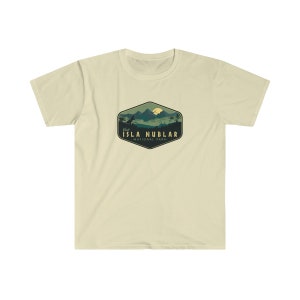 K&ouml;nnte beinhalten: Ein hellbeiges T-Shirt mit einer gr&uuml;nen und schwarzen Grafik einer Bergkette mit einem gelben Mond und dem Text "Visit Isla Nublar - National Park".