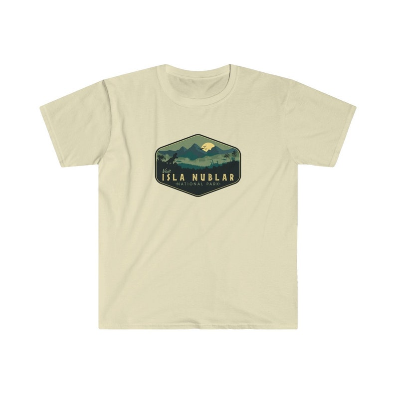 K&ouml;nnte beinhalten: Ein hellbeiges T-Shirt mit einer gr&uuml;nen und schwarzen Grafik einer Bergkette mit einem gelben Mond und dem Text "Visit Isla Nublar - National Park".