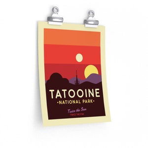 Puede incluir: Un p&oacute;ster de estilo retro con una escena de puesta de sol que presenta dos soles y una silueta de un paisaje des&eacute;rtico. El texto dice "Tatooine National Park. Twice the Sun. Twice the Fun."
