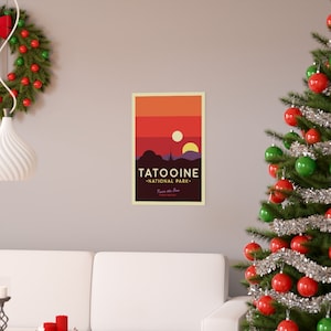 Puede incluir: Un p&oacute;ster de estilo retro con una escena de puesta de sol de Tatooine, un planeta ficticio del universo de Star Wars. El p&oacute;ster dice "Tatooine - National Park -  Twice the Sun, Twice the Fun."