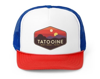 Peut inclure: Une casquette de camionneur blanche et bleue avec une visière rouge. Le devant de la casquette présente un patch avec une scène de coucher de soleil et le texte "TATOOINE - NATIONAL PARK -."
