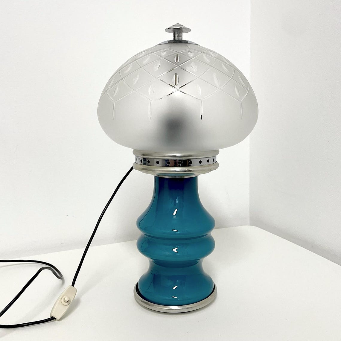 Lampada da tavolo vintage anni 70, stile space age, vetro blu metallo cromato, Italia, foto 2 di 5