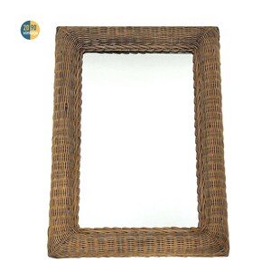 Peut inclure: Miroir rectangulaire avec un cadre en rotin tressé. Le cadre est de couleur marron chaud et présente une surface texturée. Le miroir est une pièce vintage, comme l'indique le logo "20 90 vintage" en haut à gauche.
