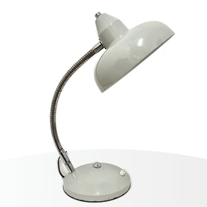 以下が含まれることがあります： グレーのドーム型シェードと、シルバーカラーのフレキシブルなグースネックアームを備えたヴィンテージデスクランプ。 ランプには、オン/オフスイッチ付きの丸いベースがあります。 デザインは、ホームオフィスや書斎に適した、クラシックなミッドセンチュリーモダンスタイルです。
