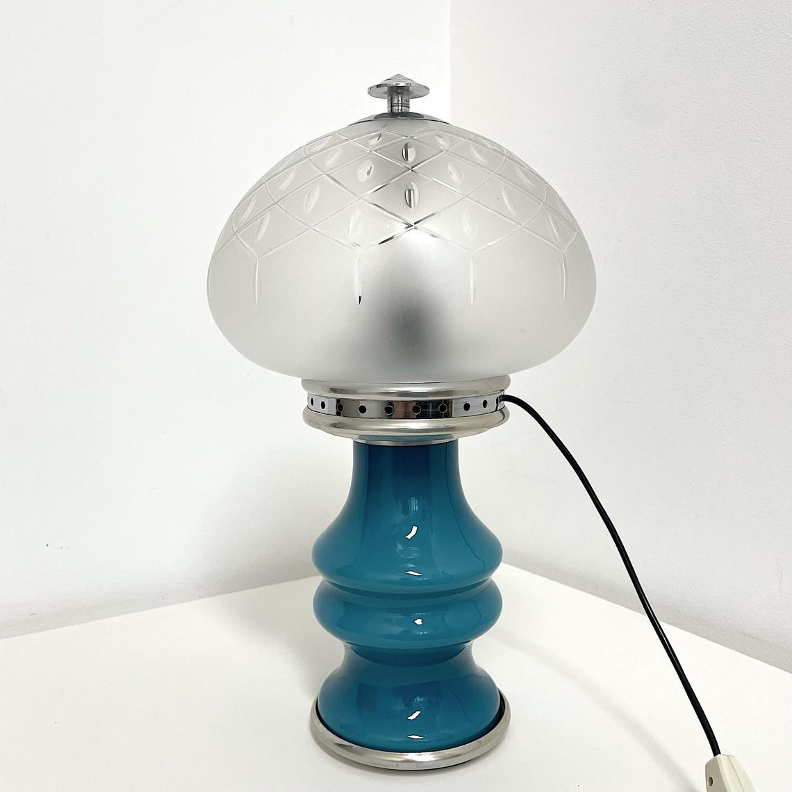 Lampada da tavolo vintage anni 70, stile space age, vetro blu metallo cromato, Italia, foto 4 di 5