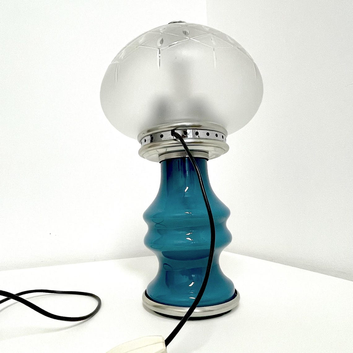 Lampada da tavolo vintage anni 70, stile space age, vetro blu metallo cromato, Italia, foto 3 di 5