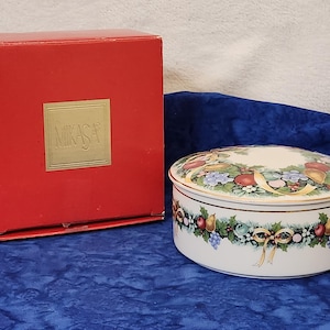 Christmas Bouquet Box for Candy Trinket Small Christmas Storage Mikasa  Holiday Home Décor, Gift for Coworker, Gift for Friend, Gift for Mom