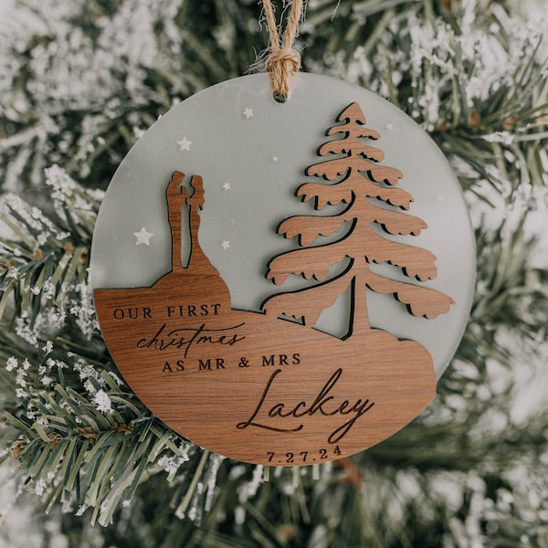Nuestra primera Navidad como Sr. y Sra. Adorno navideño / Adorno de madera personalizado / Regalo de bodas / Primera Navidad para parejas / Adorno del mismo sexo /