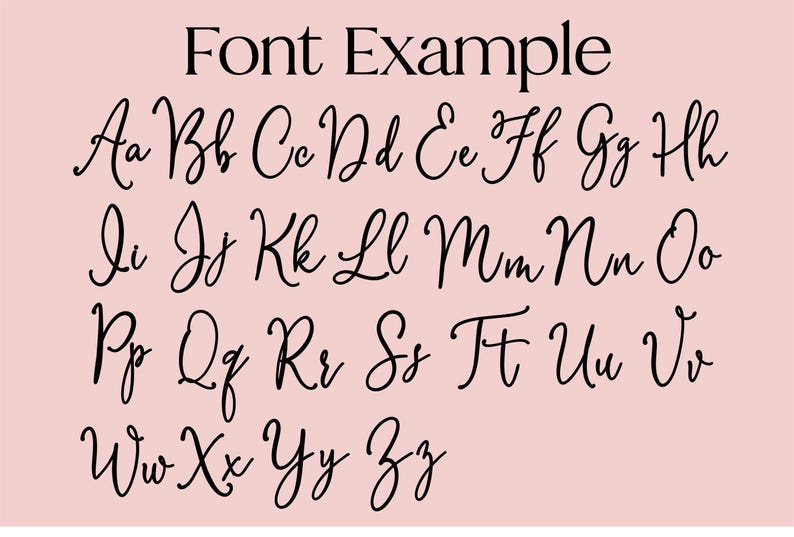 Pu&ograve; includere: Una grafica su sfondo rosa chiaro che presenta il testo Font Example in alto, seguito dall'alfabeto completo in maiuscolo e minuscolo scritto con un carattere corsivo nero e fluido, disposto su quattro righe distinte.